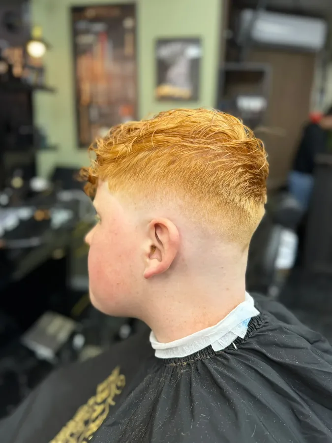 Rood haar met een hoge skin fade en een getextureerde bovenkant