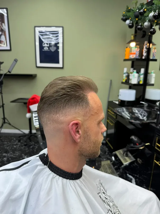 Kort achterovergekamd kapsel met een skin fade